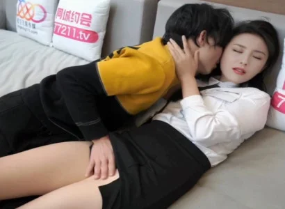 Cô thư ký trẻ âm thầm phục vụ sếp vì tiền
